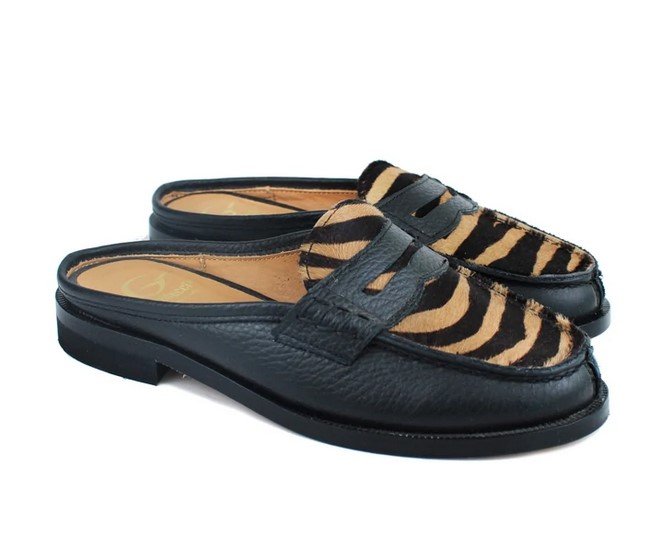 Sabot penny loafer in black leather with animalier effect pony details